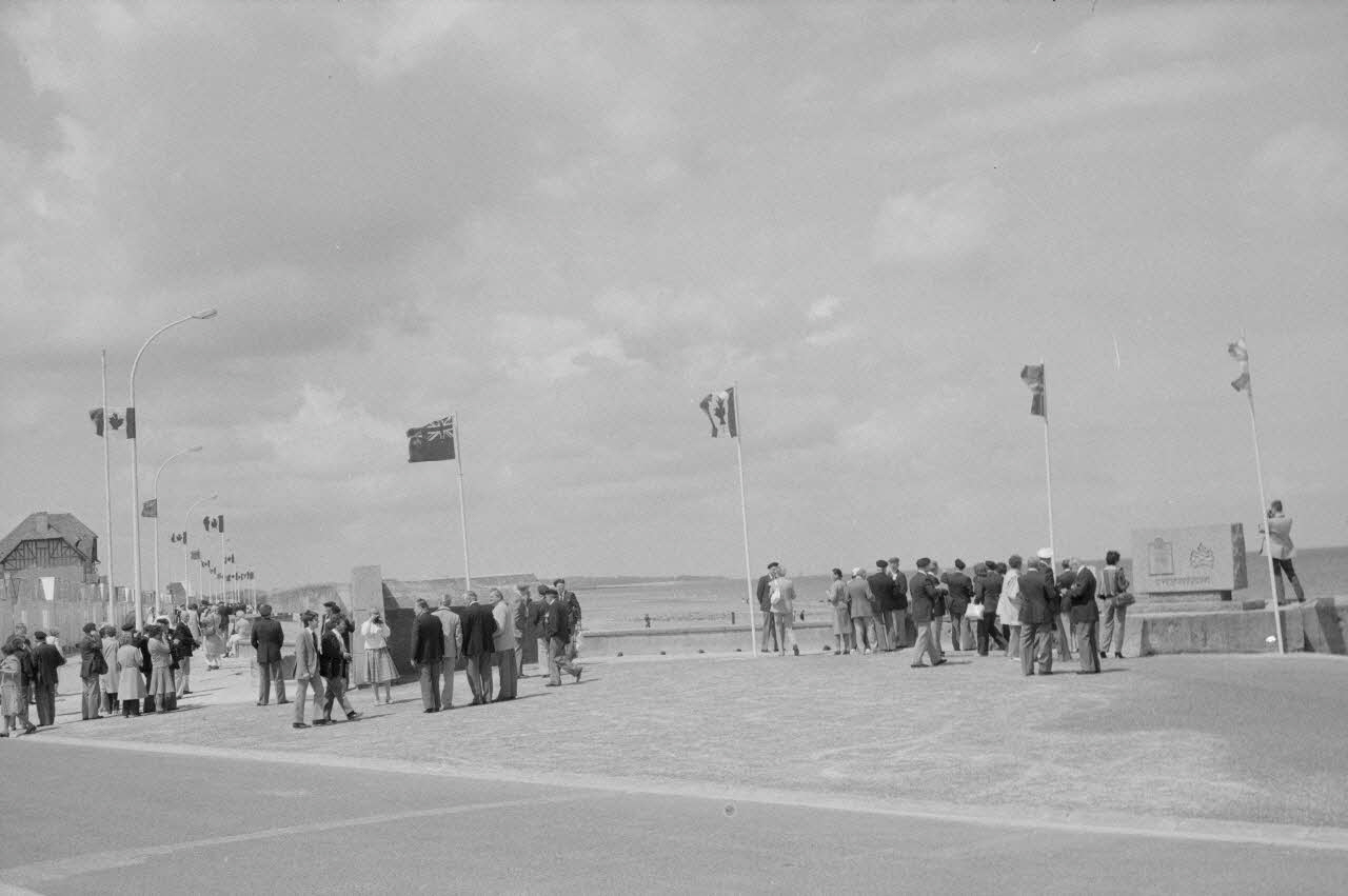 Jean Cuisenier photographie MNATP. Enquête conduite par Jean Cuisenier à Bernières-sur-Mer dans le Calvados (4 juin 1984) Basse-Normandie, France 1984/6/4 Ph.1984.60.17 Photo