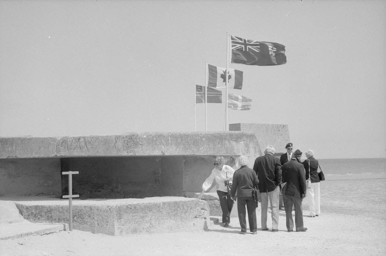 Jean Cuisenier photographie MNATP. Enquête conduite par Jean Cuisenier à Bernières-sur-Mer dans le Calvados (4 juin 1984) Basse-Normandie, France 1984/6/4 Ph.1984.60.20 Photo
