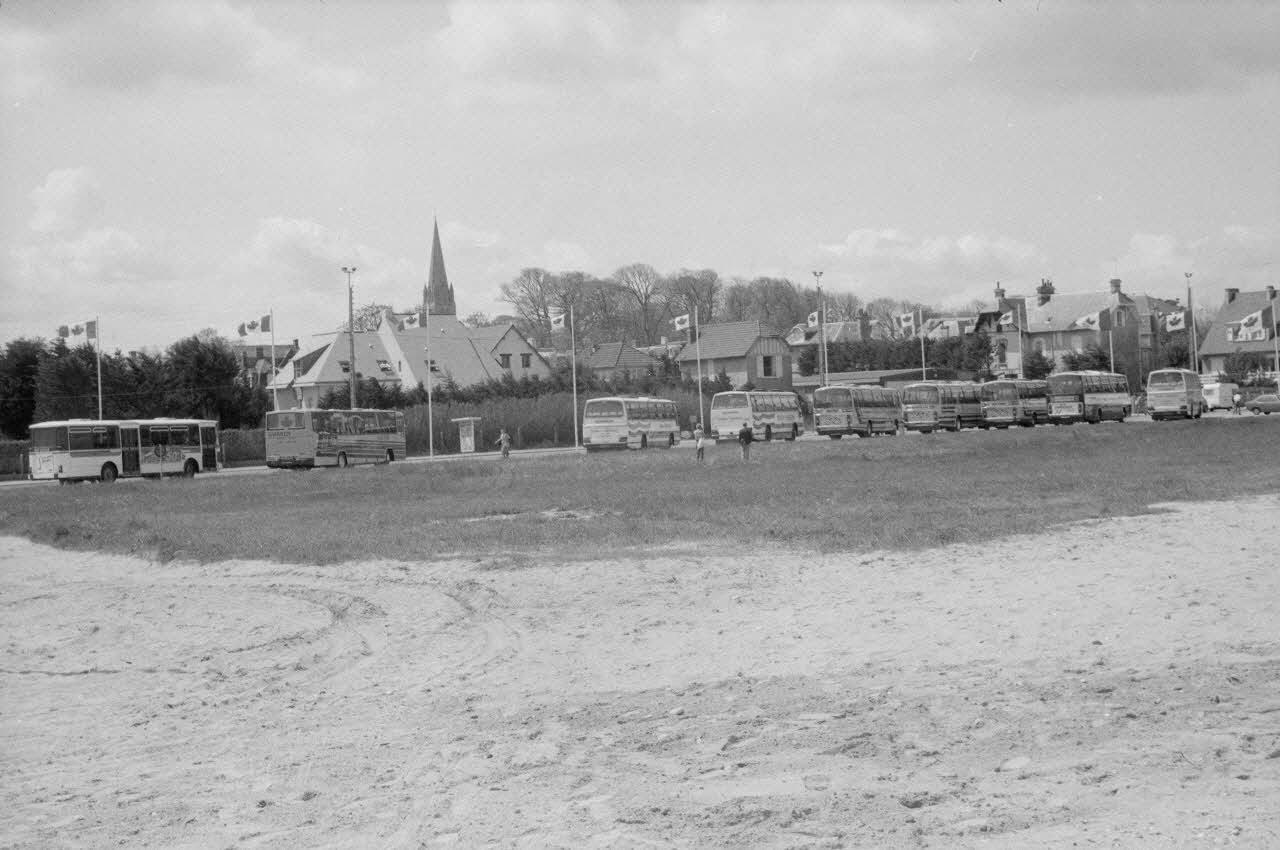 Jean Cuisenier photographie MNATP. Enquête conduite par Jean Cuisenier à Bernières-sur-Mer dans le Calvados (4 juin 1984) Basse-Normandie, France 1984/6/4 Ph.1984.60.21 Photo