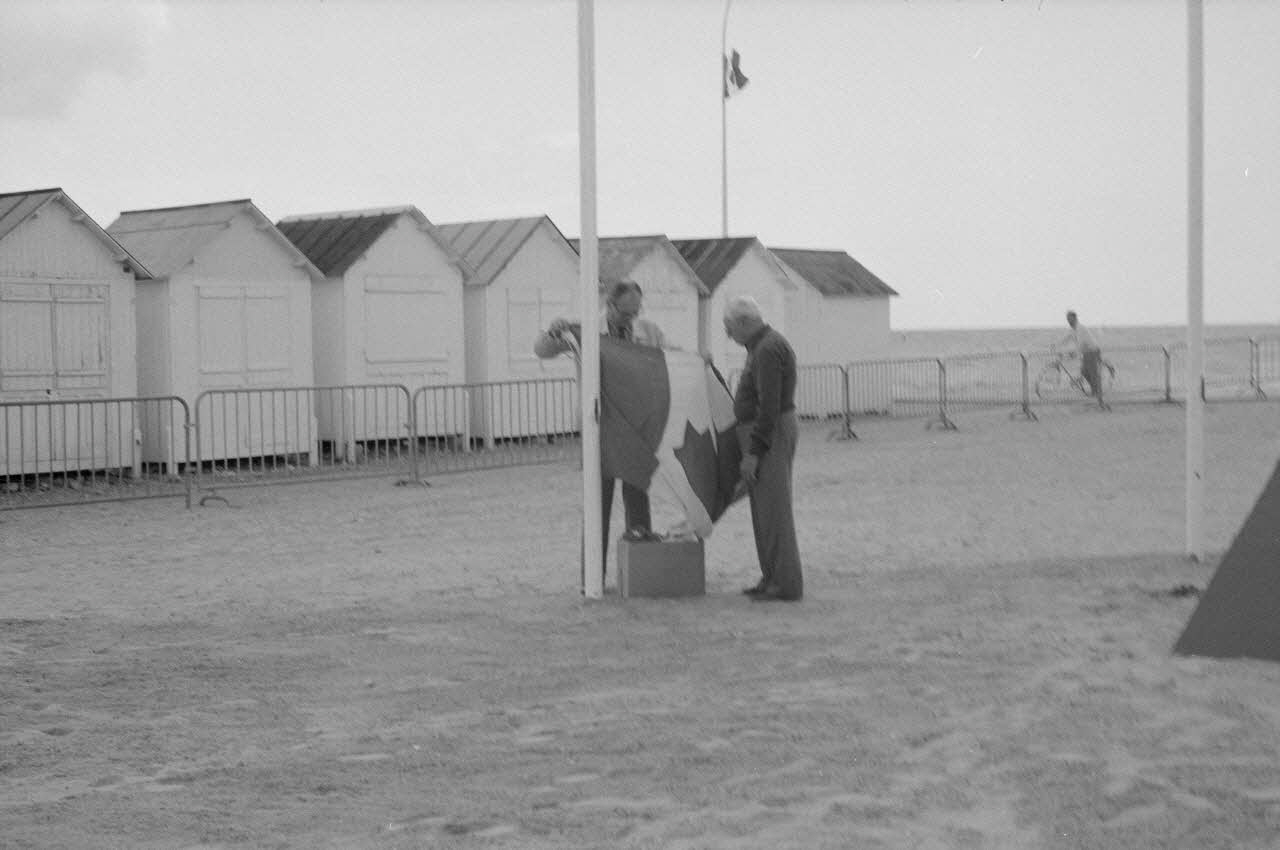 Jean Cuisenier photographie MNATP. Enquête conduite par Jean Cuisenier à Bernières-sur-Mer dans le Calvados (4 juin 1984) Basse-Normandie, France 1984/6/4 Ph.1984.60.22 Photo