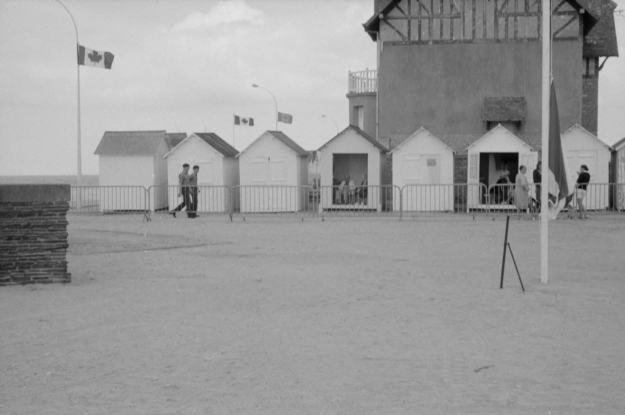 Jean Cuisenier photographie MNATP. Enquête conduite par Jean Cuisenier à Bernières-sur-Mer dans le Calvados (4 juin 1984) Basse-Normandie, France 1984/6/4 Ph.1984.60.23 Photo