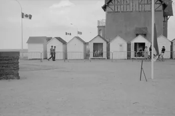Jean Cuisenier photographie MNATP. Enquête conduite par Jean Cuisenier à Bernières-sur-Mer dans le Calvados (4 juin 1984) Basse-Normandie, France 1984/6/4 Ph.1984.60.23 Photo
