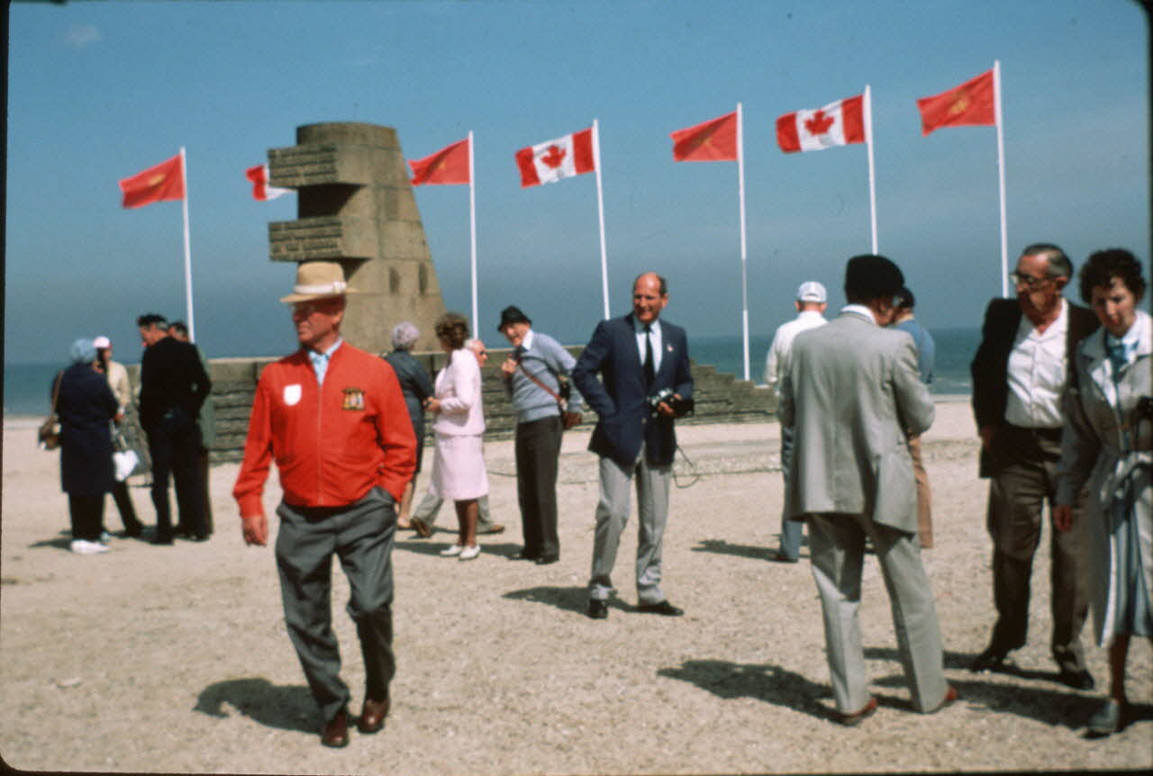 Jean Cuisenier photographie MNATP. Enquête conduite par Jean Cuisenier en Normandie pour la fête commémorative du débarquement du 6 Juin 1944 (1984) Basse-Normandie, France 1984 Ph.1984.74.16 Photo