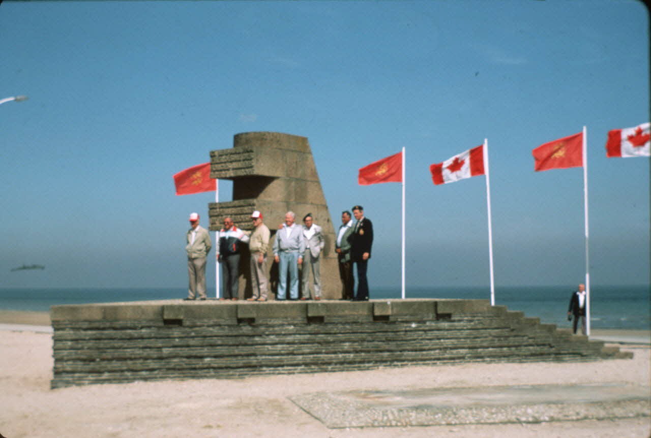 Jean Cuisenier photographie MNATP. Enquête conduite par Jean Cuisenier en Normandie pour la fête commémorative du débarquement du 6 Juin 1944 (1984) Basse-Normandie, France 1984 Ph.1984.74.17 Photo