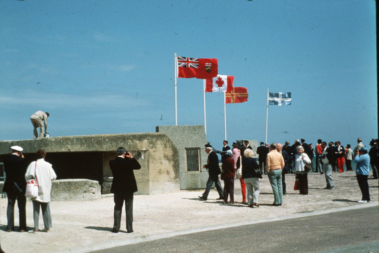 Jean Cuisenier photographie MNATP. Enquête conduite par Jean Cuisenier en Normandie pour la fête commémorative du débarquement du 6 Juin 1944 (1984) Basse-Normandie, France 1984 Ph.1984.74.32 Photo