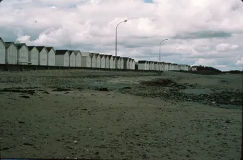 Jean Cuisenier photographie MNATP. Enquête conduite par Jean Cuisenier en Normandie pour la fête commémorative du débarquement du 6 Juin 1944 (1984) Basse-Normandie, France 1984 Ph.1984.74.58 Photo
