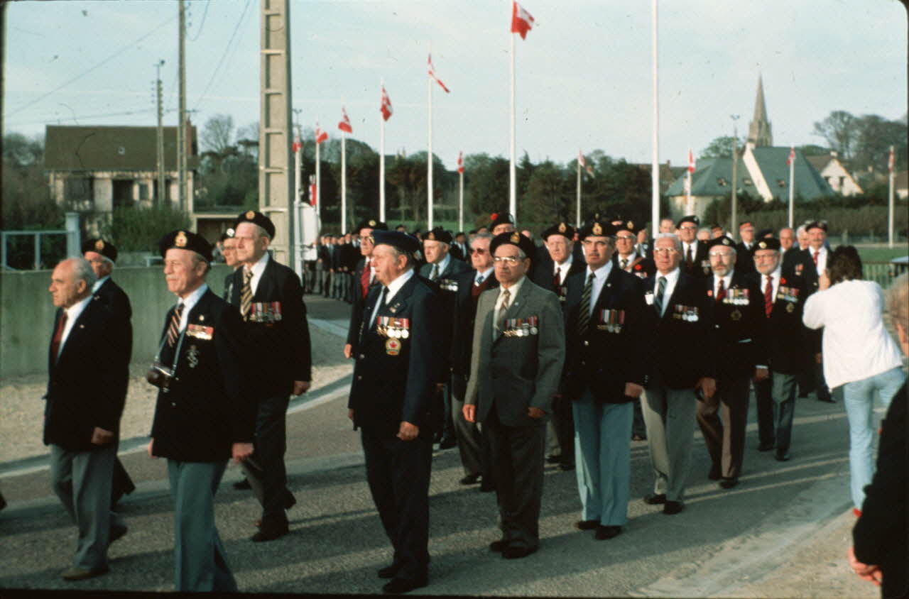 Jean Cuisenier photographie MNATP. Enquête conduite par Jean Cuisenier en Normandie pour la fête commémorative du débarquement du 6 Juin 1944 (1984) Basse-Normandie, France 1984 Ph.1984.74.77 Photo
