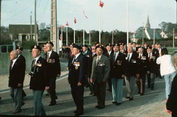 Jean Cuisenier photographie MNATP. Enquête conduite par Jean Cuisenier en Normandie pour la fête commémorative du débarquement du 6 Juin 1944 (1984) Basse-Normandie, France 1984 Ph.1984.74.77 Photo