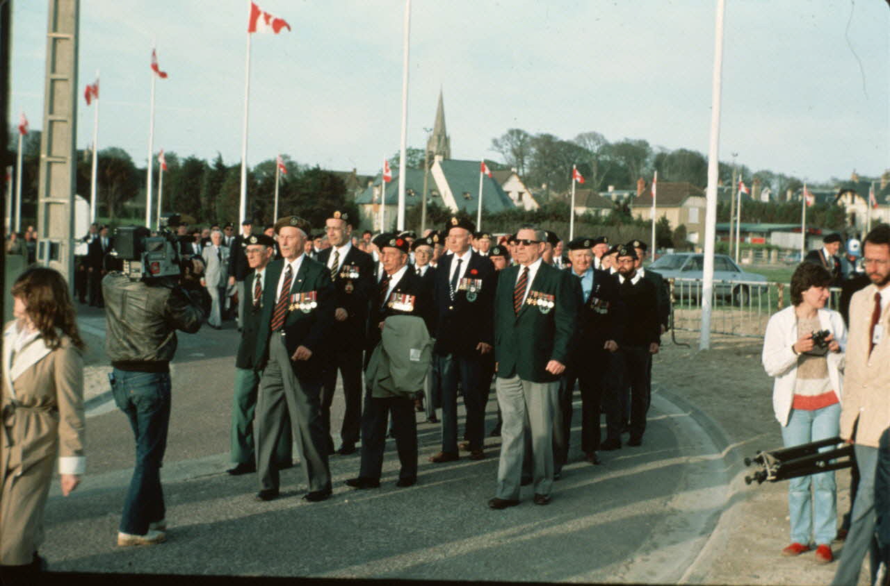 Jean Cuisenier photographie MNATP. Enquête conduite par Jean Cuisenier en Normandie pour la fête commémorative du débarquement du 6 Juin 1944 (1984) Basse-Normandie, France 1984 Ph.1984.74.78 Photo