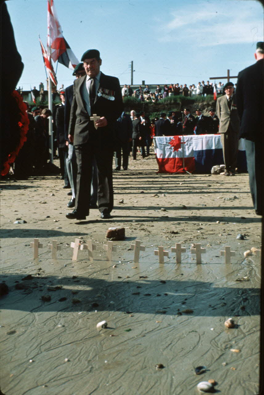 Jean Cuisenier photographie MNATP. Enquête conduite par Jean Cuisenier en Normandie pour la fête commémorative du débarquement du 6 Juin 1944 (1984) Basse-Normandie, France 1984 Ph.1984.74.90  Photo