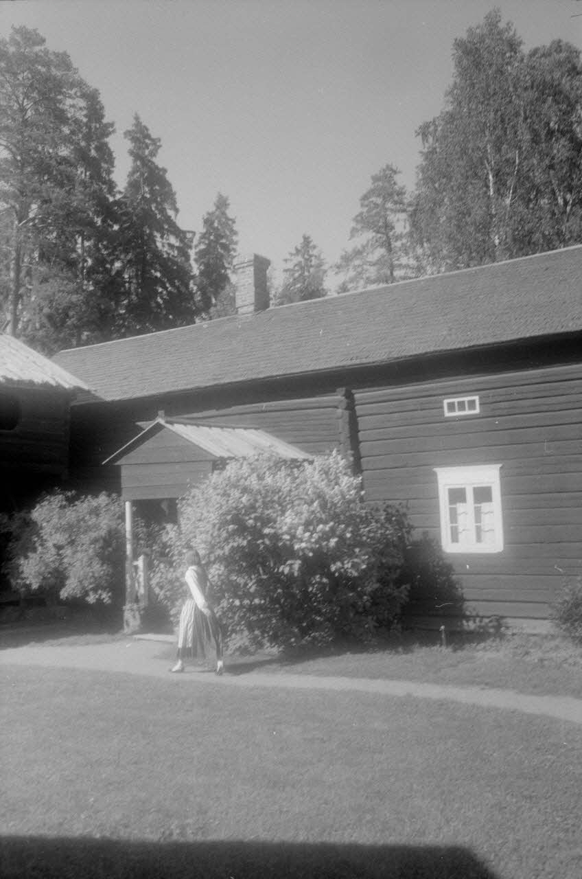 Jean Cuisenier photographie Enquête conduite par Jean Cuisenier en Suède, Finlande et Estonie (juin 1986). Helsinki: Musée de Seurasaari Uusimaa, Finlande 1986/6/1 Ph.1986.76.71 Photo