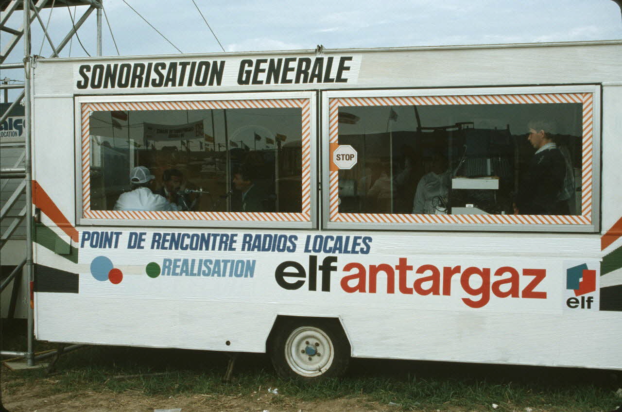 Frédéric Duchesne photographie MNATP. Enquête sur la finale des 32è Championnats de France de labours conduite par Frédéric Duchesne à Boves en Picardie (septembre 1985) Picardie, France 1985/9/14 Ph.1986.87.10 Photo