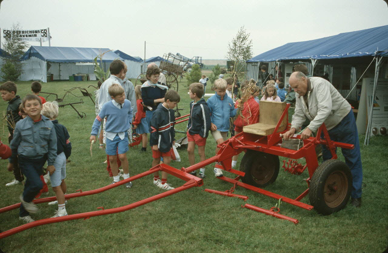 Frédéric Duchesne photographie MNATP. Enquête sur la finale des 32è Championnats de France de labours conduite par Frédéric Duchesne à Boves en Picardie (septembre 1985) Picardie, France 1985/9/13 Ph.1986.87.128 Photo