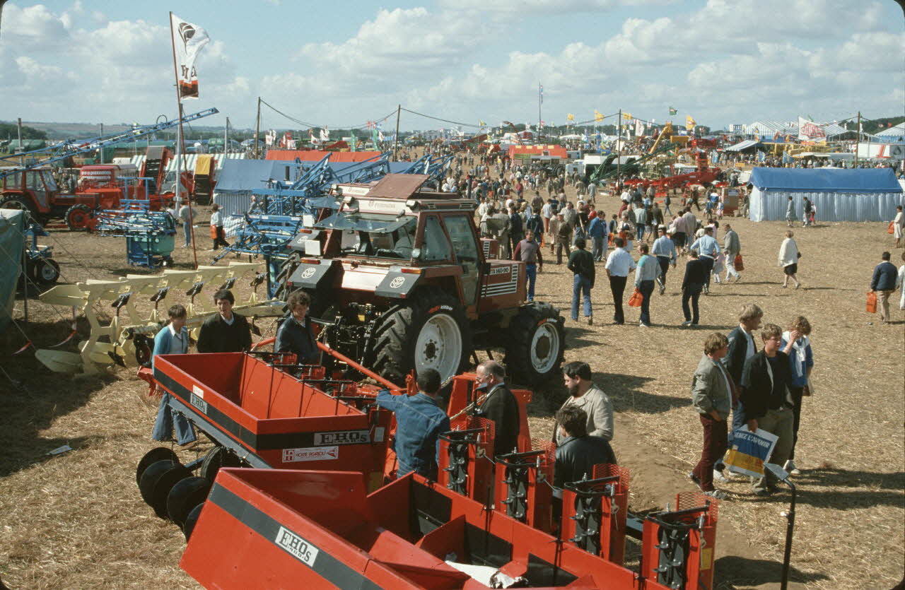 Frédéric Duchesne photographie MNATP. Enquête sur la finale des 32è Championnats de France de labours conduite par Frédéric Duchesne à Boves en Picardie (septembre 1985) Picardie, France 1985/9/14 Ph.1986.87.138 Photo