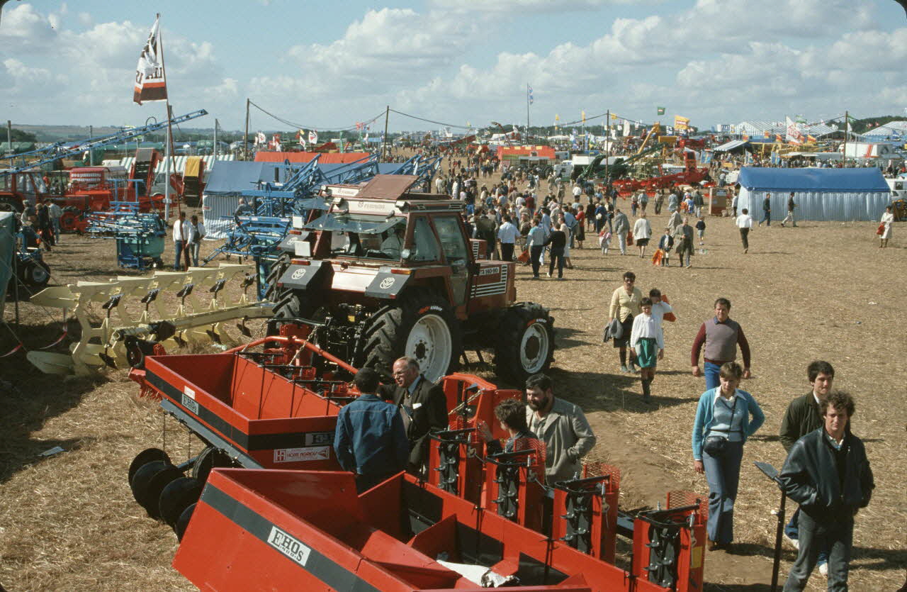 Frédéric Duchesne photographie MNATP. Enquête sur la finale des 32è Championnats de France de labours conduite par Frédéric Duchesne à Boves en Picardie (septembre 1985) Picardie, France 1985/9/14 Ph.1986.87.139 Photo