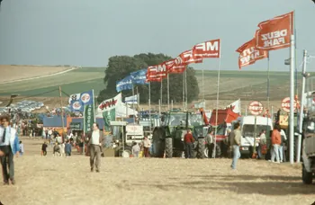 Frédéric Duchesne photographie MNATP. Enquête sur la finale des 32è Championnats de France de labours conduite par Frédéric Duchesne à Boves en Picardie (septembre 1985) Picardie, France 1985/9/14 Ph.1986.87.143 Photo