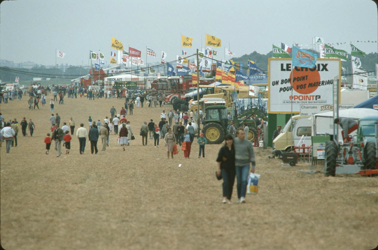 Frédéric Duchesne photographie MNATP. Enquête sur la finale des 32è Championnats de France de labours conduite par Frédéric Duchesne à Boves en Picardie (septembre 1985) Picardie, France 1985/9/14-1985/9/15 Ph.1986.87.158 Photo