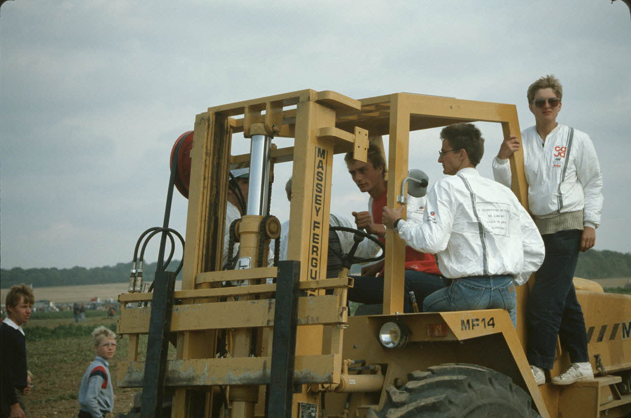 Frédéric Duchesne photographie MNATP. Enquête sur la finale des 32è Championnats de France de labours conduite par Frédéric Duchesne à Boves en Picardie (septembre 1985) Picardie, France 1985/9/13 Ph.1986.87.16 Photo