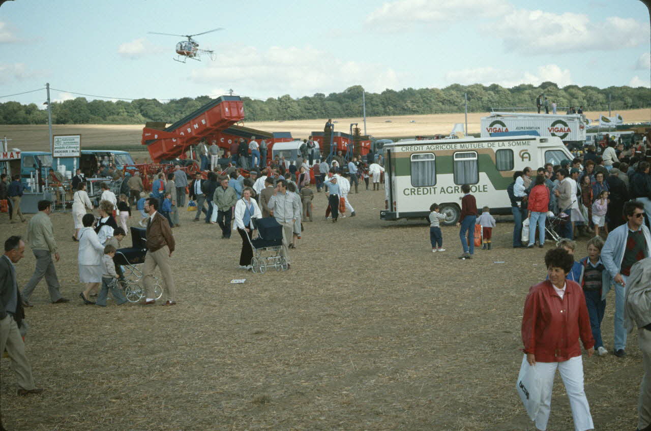 Frédéric Duchesne photographie MNATP. Enquête sur la finale des 32è Championnats de France de labours conduite par Frédéric Duchesne à Boves en Picardie (septembre 1985) Picardie, France 1985/9/14-1985/9/15 Ph.1986.87.164 Photo