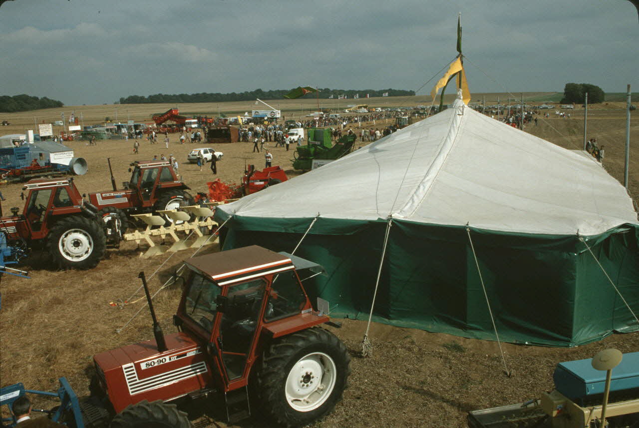 Frédéric Duchesne photographie MNATP. Enquête sur la finale des 32è Championnats de France de labours conduite par Frédéric Duchesne à Boves en Picardie (septembre 1985) Picardie, France 1985/9/14-1985/9/15 Ph.1986.87.167 Photo