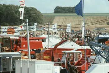 Frédéric Duchesne photographie MNATP. Enquête sur la finale des 32è Championnats de France de labours conduite par Frédéric Duchesne à Boves en Picardie (septembre 1985) Picardie, France 1985/9/15 Ph.1986.87.176 Photo