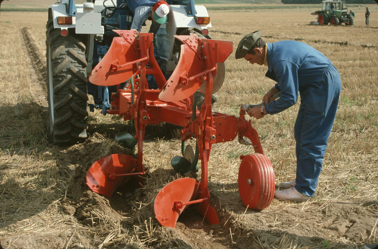 Frédéric Duchesne photographie MNATP. Enquête sur la finale des 32è Championnats de France de labours conduite par Frédéric Duchesne à Boves en Picardie (septembre 1985) Picardie, France 1985/9/13 Ph.1986.87.194 Photo