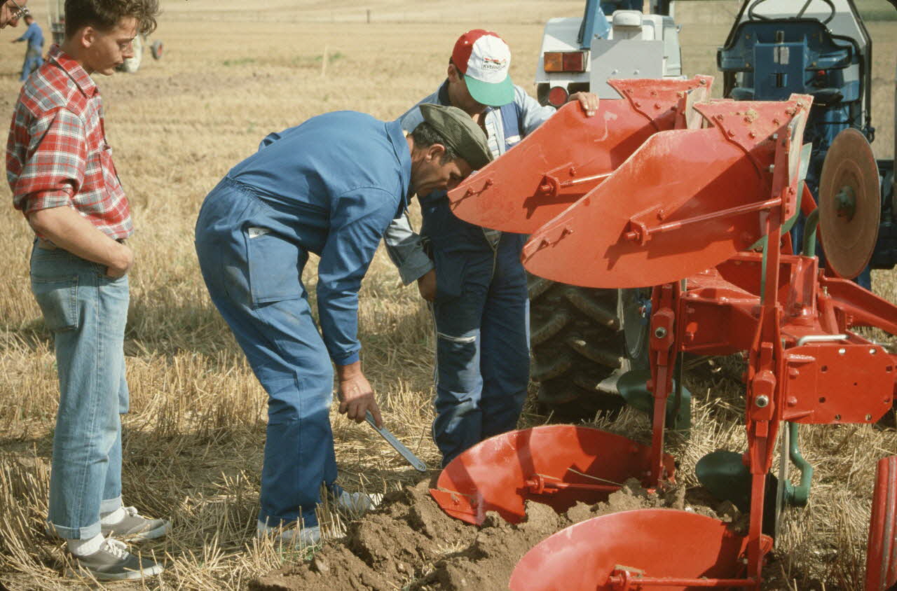 Frédéric Duchesne photographie MNATP. Enquête sur la finale des 32è Championnats de France de labours conduite par Frédéric Duchesne à Boves en Picardie (septembre 1985) Picardie, France 1985/9/13 Ph.1986.87.196 Photo