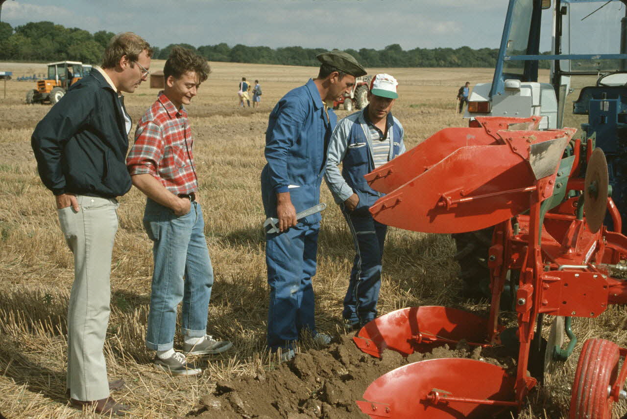 Frédéric Duchesne photographie MNATP. Enquête sur la finale des 32è Championnats de France de labours conduite par Frédéric Duchesne à Boves en Picardie (septembre 1985) Picardie, France 1985/9/13 Ph.1986.87.197 Photo