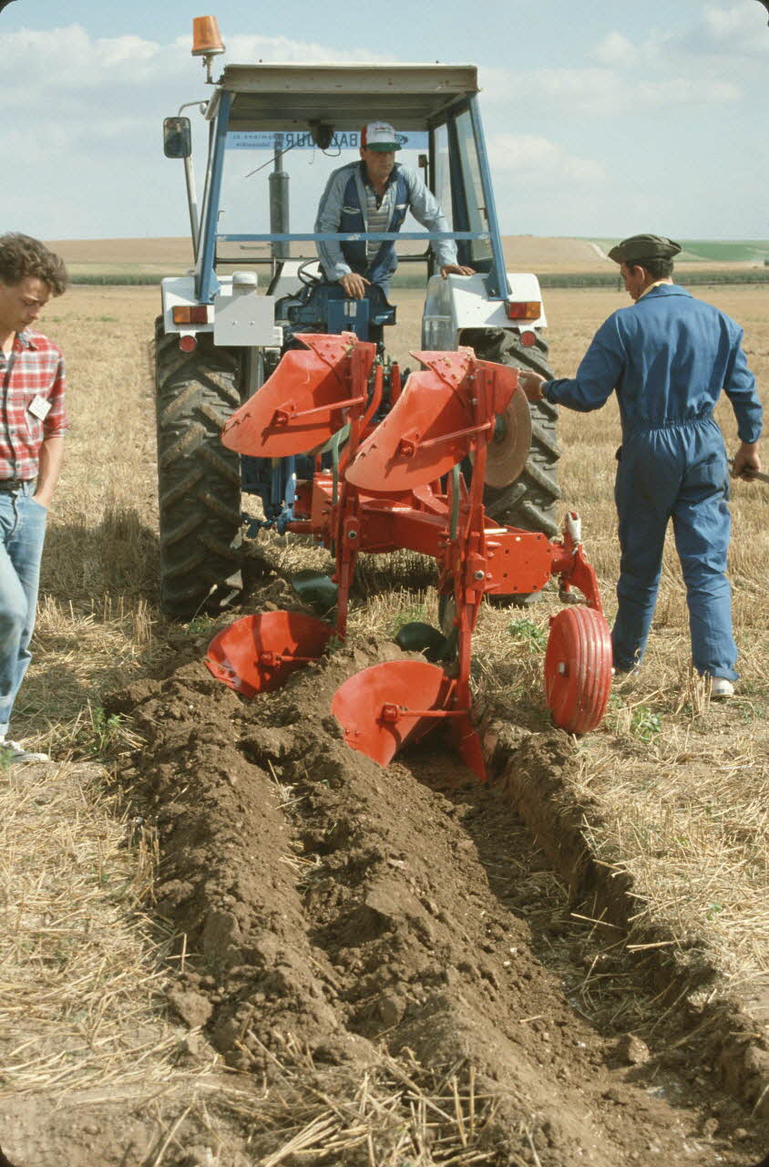 Frédéric Duchesne photographie MNATP. Enquête sur la finale des 32è Championnats de France de labours conduite par Frédéric Duchesne à Boves en Picardie (septembre 1985) Picardie, France 1985/9/13 Ph.1986.87.199 Photo