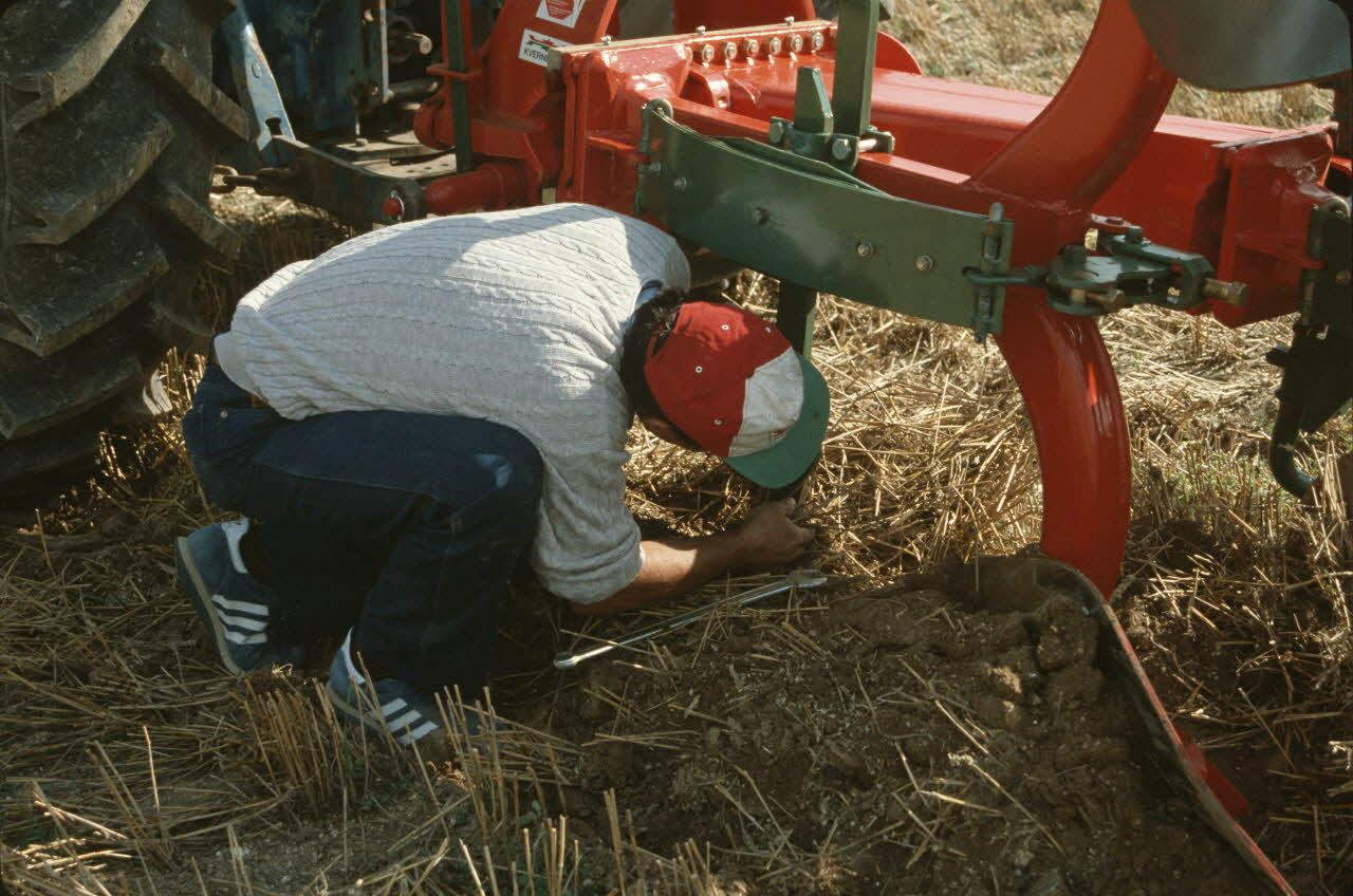 Frédéric Duchesne photographie MNATP. Enquête sur la finale des 32è Championnats de France de labours conduite par Frédéric Duchesne à Boves en Picardie (septembre 1985) Picardie, France 1985/9/13 Ph.1986.87.205 Photo