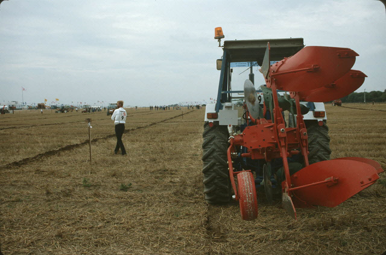 Frédéric Duchesne photographie MNATP. Enquête sur la finale des 32è Championnats de France de labours conduite par Frédéric Duchesne à Boves en Picardie (septembre 1985) Picardie, France 1985/9/13 Ph.1986.87.206 Photo