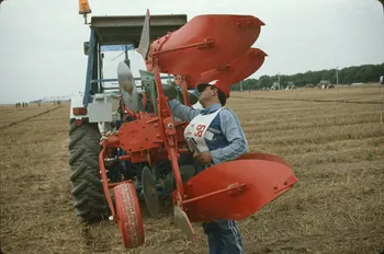 Frédéric Duchesne photographie MNATP. Enquête sur la finale des 32è Championnats de France de labours conduite par Frédéric Duchesne à Boves en Picardie (septembre 1985) Picardie, France 1985/9/13 Ph.1986.87.208 Photo