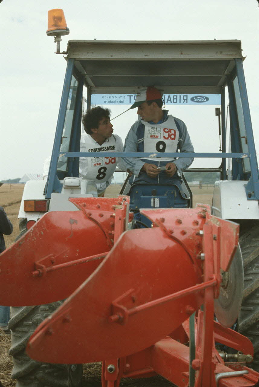 Frédéric Duchesne photographie MNATP. Enquête sur la finale des 32è Championnats de France de labours conduite par Frédéric Duchesne à Boves en Picardie (septembre 1985) Picardie, France 1985/9/13 Ph.1986.87.209 Photo