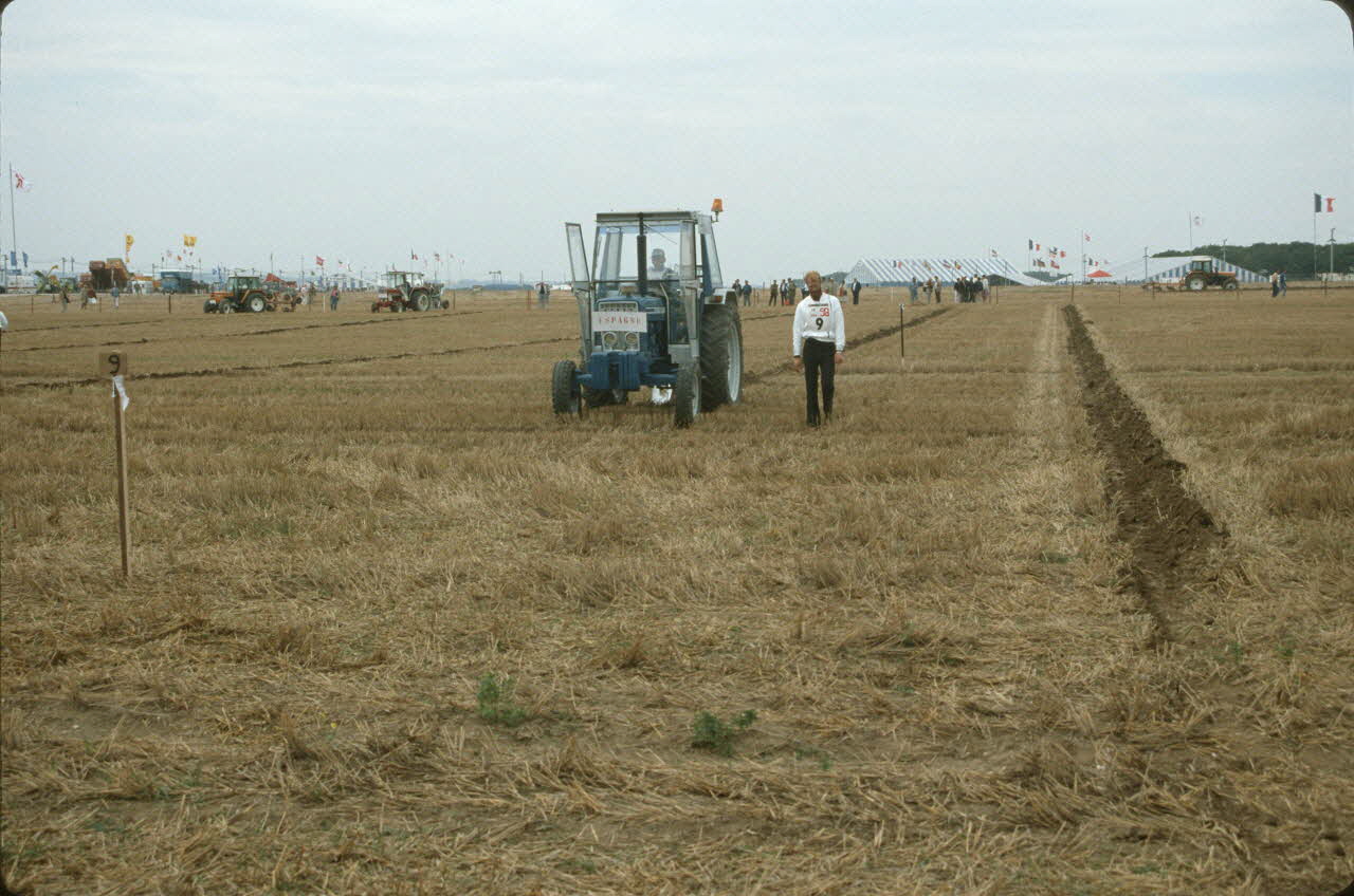 Frédéric Duchesne photographie MNATP. Enquête sur la finale des 32è Championnats de France de labours conduite par Frédéric Duchesne à Boves en Picardie (septembre 1985) Picardie, France 1985/9/13 Ph.1986.87.212 Photo