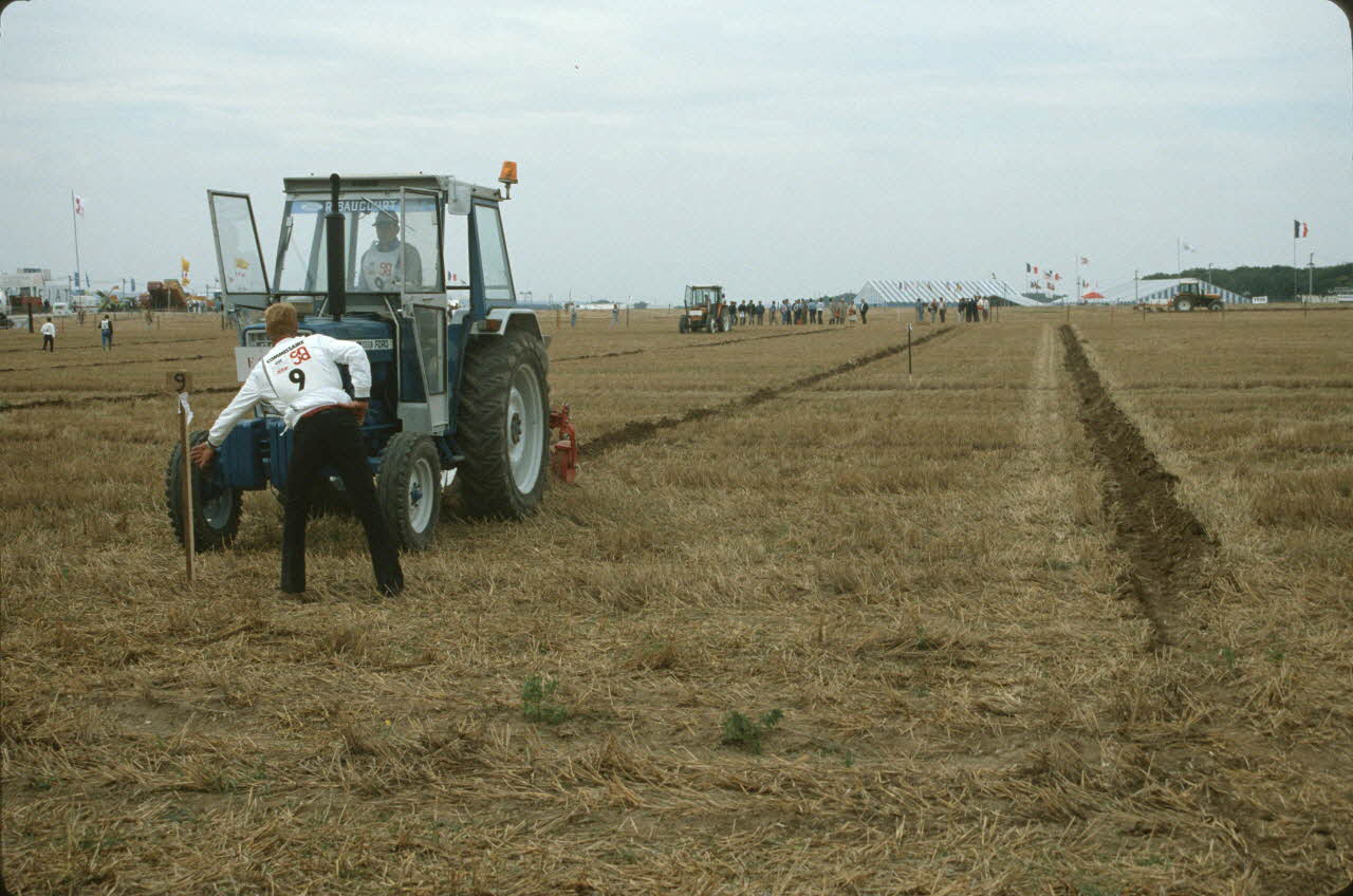 Frédéric Duchesne photographie MNATP. Enquête sur la finale des 32è Championnats de France de labours conduite par Frédéric Duchesne à Boves en Picardie (septembre 1985) Picardie, France 1985/9/13 Ph.1986.87.213 Photo