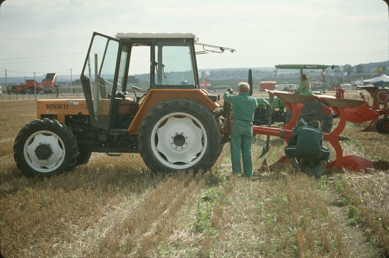 Frédéric Duchesne photographie MNATP. Enquête sur la finale des 32è Championnats de France de labours conduite par Frédéric Duchesne à Boves en Picardie (septembre 1985) Picardie, France 1985/9/13 Ph.1986.87.215 Photo