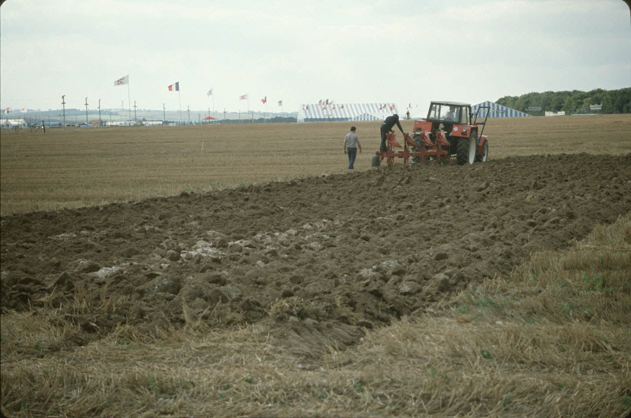 Frédéric Duchesne photographie MNATP. Enquête sur la finale des 32è Championnats de France de labours conduite par Frédéric Duchesne à Boves en Picardie (septembre 1985) Picardie, France 1985/9/13 Ph.1986.87.216 Photo