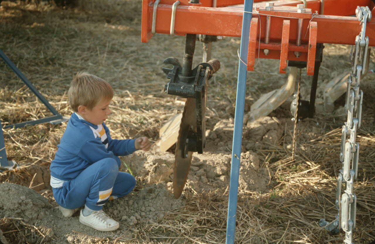 Frédéric Duchesne photographie MNATP. Enquête sur la finale des 32è Championnats de France de labours conduite par Frédéric Duchesne à Boves en Picardie (septembre 1985) Picardie, France 1985/9/14-1985/9/15 Ph.1986.87.222 Photo