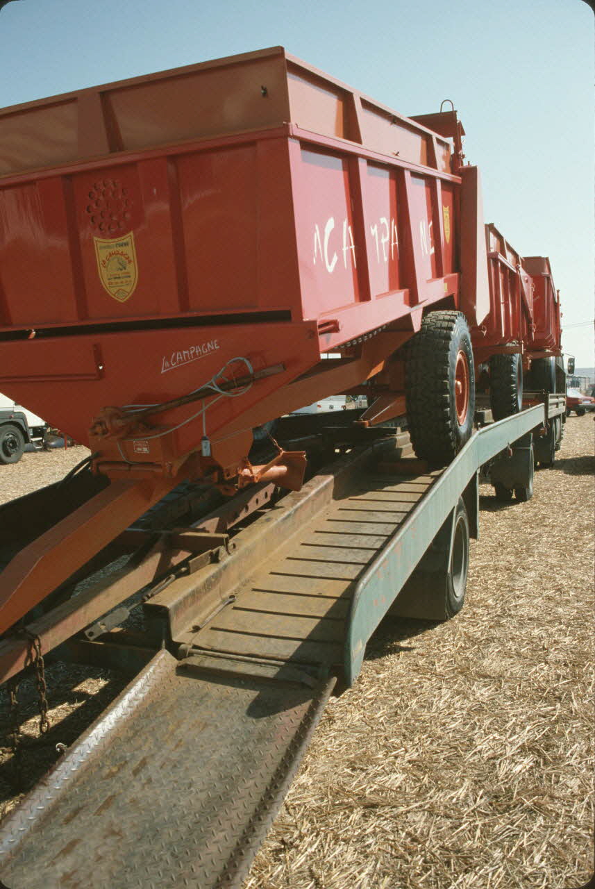 Frédéric Duchesne photographie MNATP. Enquête sur la finale des 32è Championnats de France de labours conduite par Frédéric Duchesne à Boves en Picardie (septembre 1985) Picardie, France 1985/9/14-1985/9/15 Ph.1986.87.232 Photo
