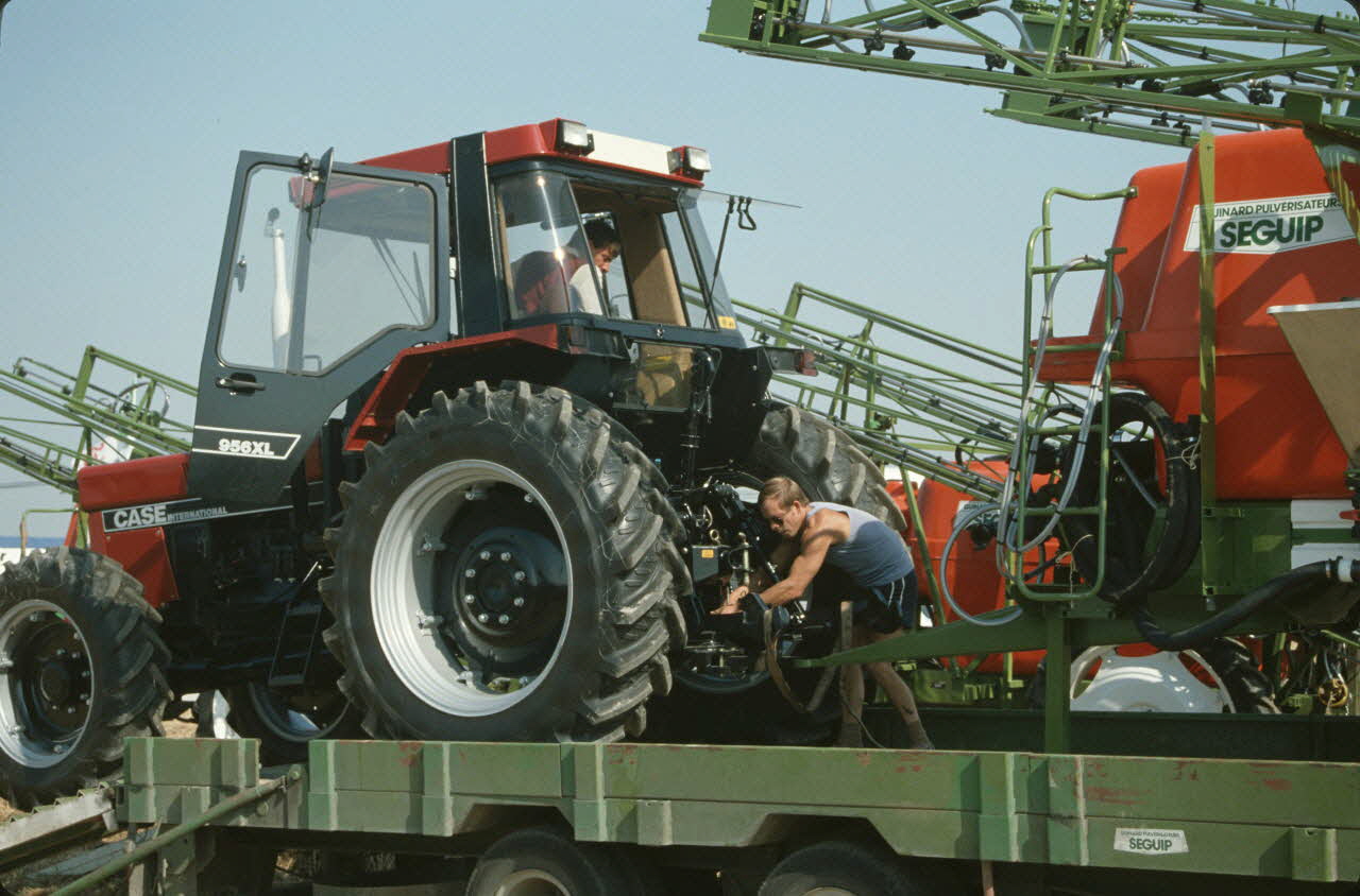 Frédéric Duchesne photographie MNATP. Enquête sur la finale des 32è Championnats de France de labours conduite par Frédéric Duchesne à Boves en Picardie (septembre 1985) Picardie, France 1985/9/14-1985/9/15 Ph.1986.87.237 Photo