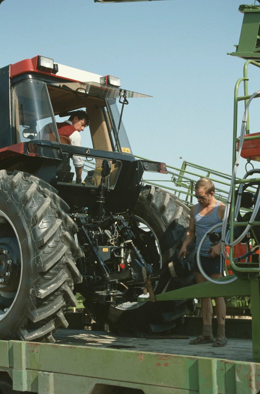 Frédéric Duchesne photographie MNATP. Enquête sur la finale des 32è Championnats de France de labours conduite par Frédéric Duchesne à Boves en Picardie (septembre 1985) Picardie, France 1985/9/14-1985/9/15 Ph.1986.87.238 Photo