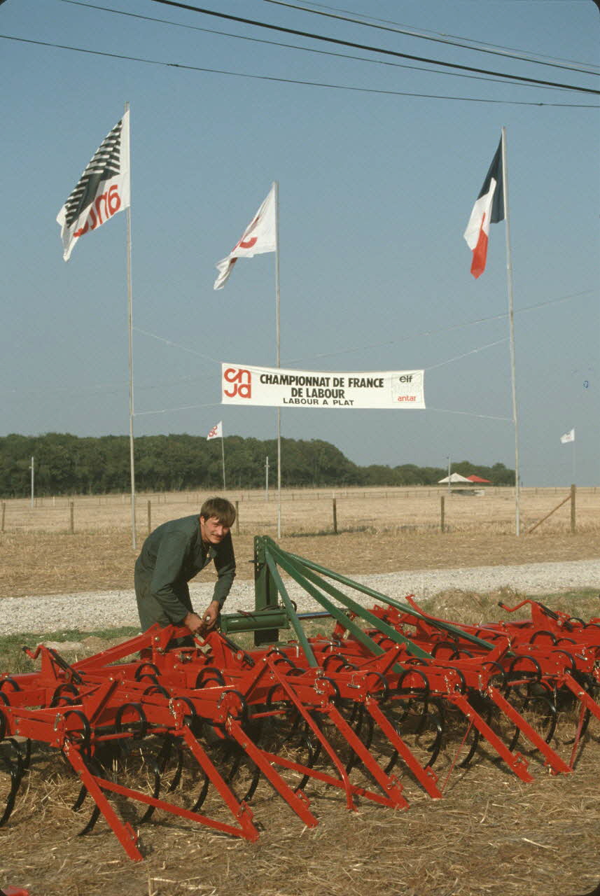Frédéric Duchesne photographie MNATP. Enquête sur la finale des 32è Championnats de France de labours conduite par Frédéric Duchesne à Boves en Picardie (septembre 1985) Picardie, France 1985/9/12 Ph.1986.87.24 Photo