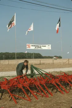 Frédéric Duchesne photographie MNATP. Enquête sur la finale des 32è Championnats de France de labours conduite par Frédéric Duchesne à Boves en Picardie (septembre 1985) Picardie, France 1985/9/12 Ph.1986.87.24  Photo