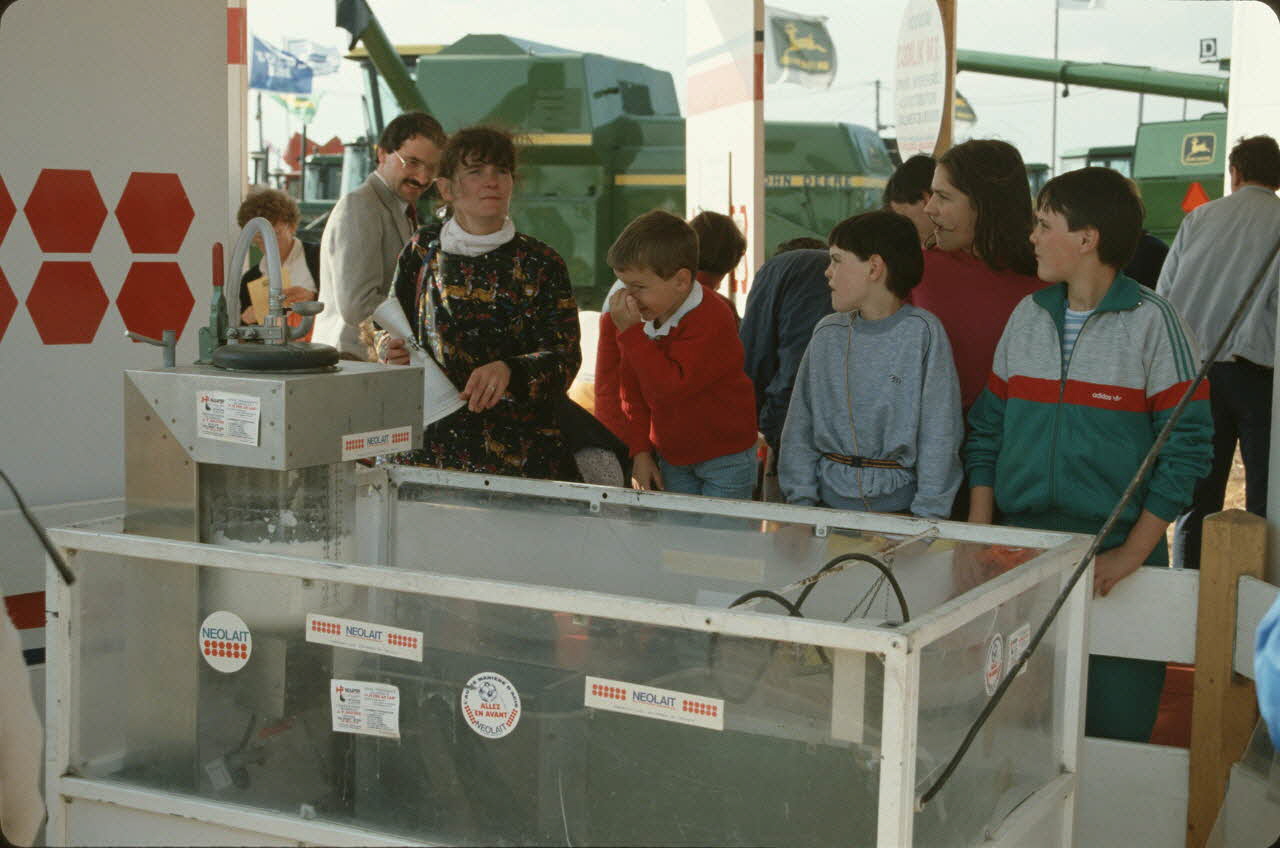 Frédéric Duchesne photographie MNATP. Enquête sur la finale des 32è Championnats de France de labours conduite par Frédéric Duchesne à Boves en Picardie (septembre 1985) Picardie, France 1985/9/14-1985/9/15 Ph.1986.87.255 Photo