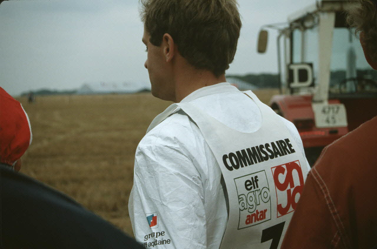 Frédéric Duchesne photographie MNATP. Enquête sur la finale des 32è Championnats de France de labours conduite par Frédéric Duchesne à Boves en Picardie (septembre 1985) Picardie, France 1985/9/14-1985/9/15 Ph.1986.87.284 Photo