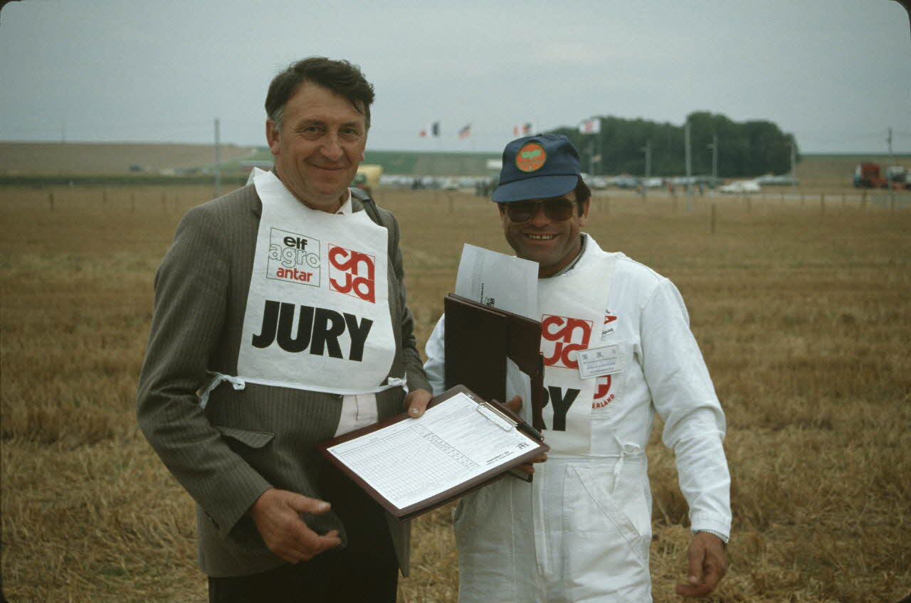 Frédéric Duchesne photographie MNATP. Enquête sur la finale des 32è Championnats de France de labours conduite par Frédéric Duchesne à Boves en Picardie (septembre 1985) Picardie, France 1985/9/14-1985/9/15 Ph.1986.87.285 Photo