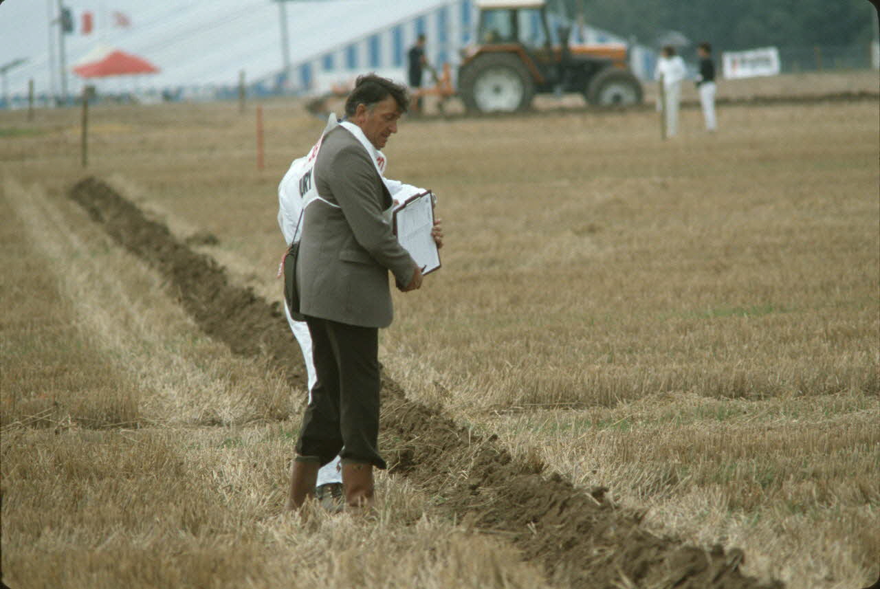 Frédéric Duchesne photographie MNATP. Enquête sur la finale des 32è Championnats de France de labours conduite par Frédéric Duchesne à Boves en Picardie (septembre 1985) Picardie, France 1985/9/14-1985/9/15 Ph.1986.87.286 Photo