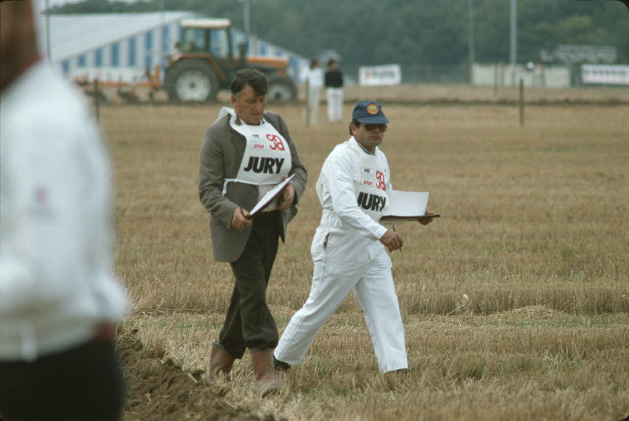 Frédéric Duchesne photographie MNATP. Enquête sur la finale des 32è Championnats de France de labours conduite par Frédéric Duchesne à Boves en Picardie (septembre 1985) Picardie, France 1985/9/14-1985/9/15 Ph.1986.87.287 Photo