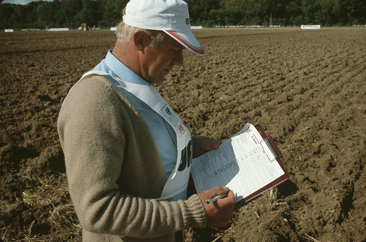 Frédéric Duchesne photographie MNATP. Enquête sur la finale des 32è Championnats de France de labours conduite par Frédéric Duchesne à Boves en Picardie (septembre 1985) Picardie, France 1985/9/14-1985/9/15 Ph.1986.87.288 Photo