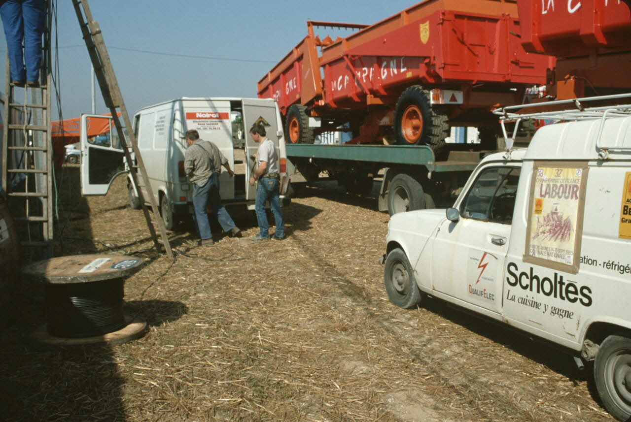 Frédéric Duchesne photographie MNATP. Enquête sur la finale des 32è Championnats de France de labours conduite par Frédéric Duchesne à Boves en Picardie (septembre 1985) Picardie, France 1985/9/13 Ph.1986.87.29 Photo
